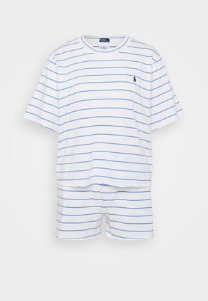 Conjunto corto de algodón blanco con rayas horizontales azul claro. La camiseta tiene cuello redondo y mangas cortas, con un pequeño logo en el pecho.