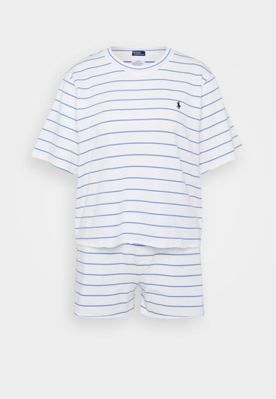 Witte katoenen short set met lichtblauwe horizontale strepen. Het T-shirt heeft een ronde hals en korte mouwen, met een klein logo op de borst.