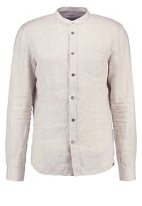 Camisa de lino de manga larga color beige claro con cuello mao, cierre frontal de botones, un bolsillo en el pecho y una textura sutil.