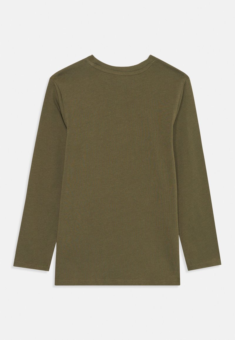 Langärmliges T-Shirt in Olivgrün, mit Rundhalsausschnitt, geripptem Kragen und einem glatten, strukturierten Stoff. Einfache, einfarbige Ausführung.