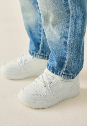 Next, STANDARD FIT (F) FIT - TOUCH FASTENING ELASTIC LACE TRAINERS FIT (F) - Lær-at-gå-sko - white