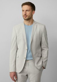 Hellgrauer Blazer aus strukturiertem Stoff mit Reverskragen und zwei Knöpfen, kombiniert mit einem hellblauen Rundhalsoberteil.