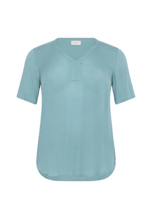 Blouse bleu clair à manches courtes avec un col en V et une petite fente au niveau du col ; texture lisse et coupe décontractée.