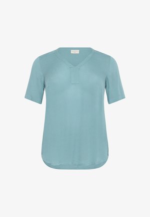 Blouse bleu clair à manches courtes avec un col en V et une petite fente au niveau du col ; texture lisse et coupe décontractée.