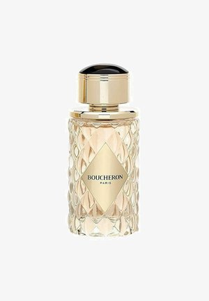 Boucheron Paris - parfymflaska med diamantmönstrat glas, guldförsedda detaljer och en svart kupol-lock. Den genomskinliga vätskan inuti reflekterar ljuset.