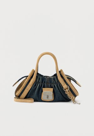 Μικρή τσάντα Marc Jacobs με σώμα από τζιν, λαβές και περιθώρια από ταμπά σουέντ, ασημένιο κούμπωμα και ρυθμιζόμενο ιμάντα ώμου με προσαρτημένο κλειδί.