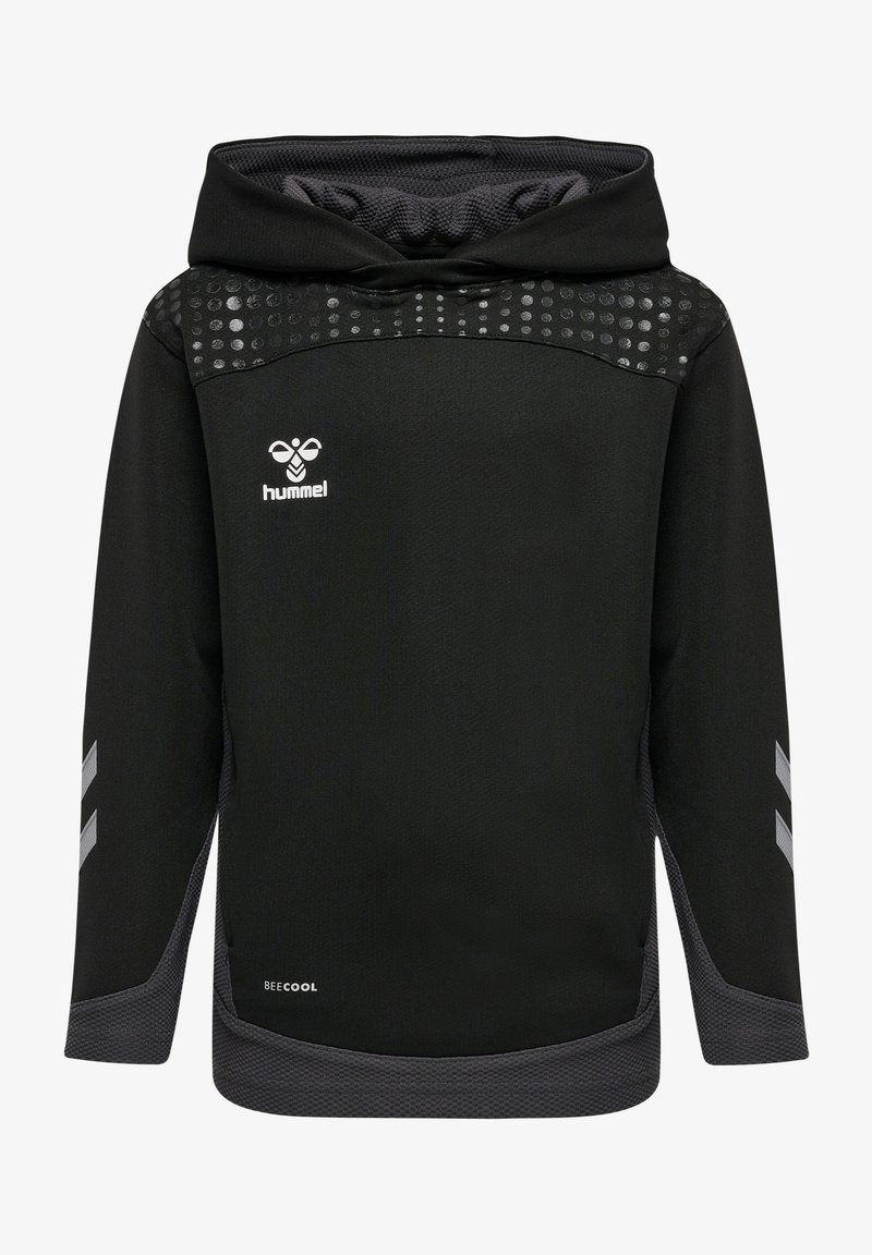 Sudadera con capucha negra con acentos de textura de malla, franjas reflectantes en las mangas y pequeño logotipo en el pecho. Presenta un corte holgado y cómodo.