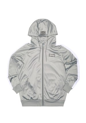 Sidabrinės satino užsegamas gobtuvu džemperis su gobtuvu, baltais šonais dryžiais, priekinėmis kišenėmis ir logotipo pleistre su Jungtinės Karalystės vėliavos dizainu.