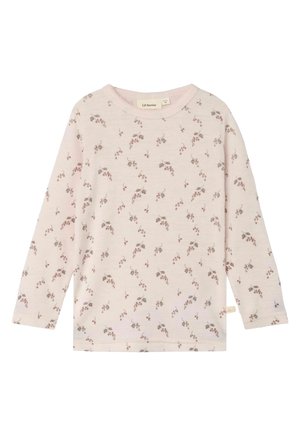 Chemise pour enfant à manches longues de couleur rose clair avec un petit imprimé floral et de baies marron et gris réparti sur le tissu.
