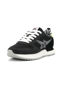 Sneaker nera con un mix di materiali, caratterizzata da una finitura lucida, dettagli in argento, lacci bianchi e un retro nero texturizzato. Fodera interna a strisce.