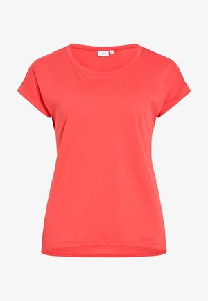 T-shirt corallo a maniche corte con scollo rotondo e polsini arrotolati, mostrata stesa, mostrando il davanti e l'etichetta del marchio all'interno del colletto.