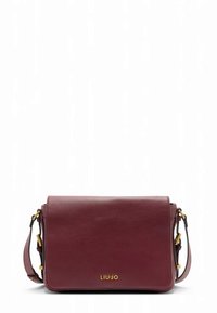 Bordeauxrode leren crossbodytas met een klep met sluiting, gouden hardware accenten en een geperst logo. Gladde textuur met een gestructureerd ontwerp.