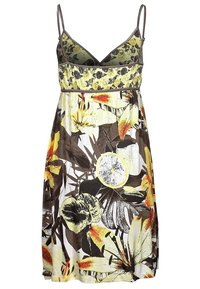 Letnia sukienka na cienkich ramiączkach z żółtymi, pomarańczowymi i brązowymi kwiatowymi oraz cytrusowymi wzorami, z dopasowaną górą i zwiewną spódnicą.