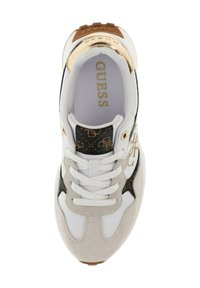 Sneaker bianco con dettagli in suede grigio, hardware dorato e lato nero a fantasia. Presenta una suola in gomma e spesse laccetti bianchi.