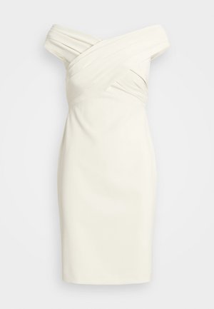 Off-shoulder vit klänning med plisserad design, figurnära passform och knälång nederdel. Slät tygtextur, minimal detaljering.