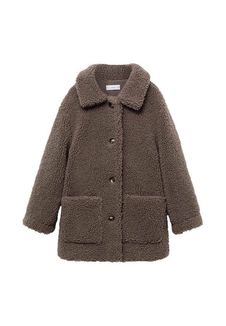 Smeđi, plišani, umjetni krzneni kaput s ovratnikom, prednjim gumbima i dva prednja džepa. Mekana tekstura s opuštenim krojem.