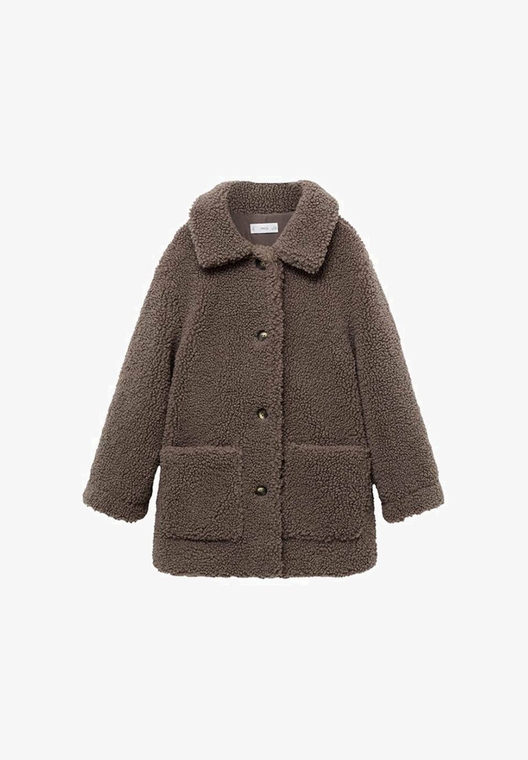 Jachetă din blană sintetică maro, pufoasă, cu guler, nasturi frontali și două buzunare frontale. Textură moale cu o croială lejeră.