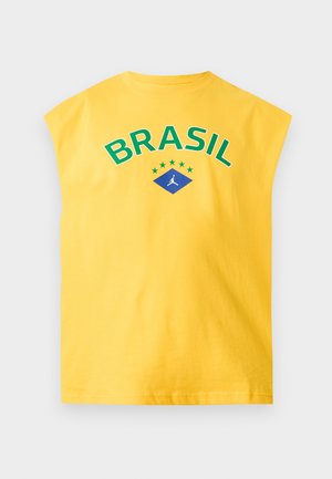 Κίτρινη αμάνικη μπλούζα με το "BRASIL" σε πράσινο πάνω από έξι αστέρια και ένα μπλε ρόμβο με λευκό λογότυπο σιλουέτας.
