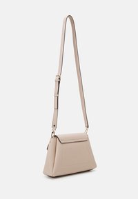 Borsa a tracolla in eco-pelle beige con una forma strutturata, cinturino regolabile e dettagli di cucitura discreti. Una chiusura a pattina presenta una superficie liscia.
