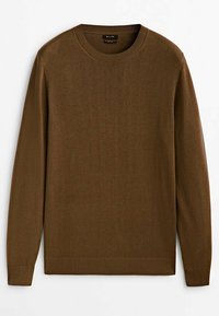 Maglione marrone a collo rotondo con maniche lunghe, polsini e orlo a coste, realizzato in un materiale leggero e liscio, caratterizzato da un design minimalista.
