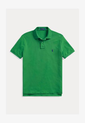 Polo verde feito de algodão texturizado, com pala de três botões, mangas curtas e um pequeno logotipo azul-marinho no peito.