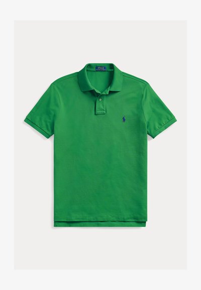 Πράσινο πόλο πουκάμισο κατασκευασμένο από υφασμένο βαμβάκι, με τριπλή πατιλέτα κουμπιών, κοντά μανίκια και μικρό ναυτικό λογότυπο στο στήθος.