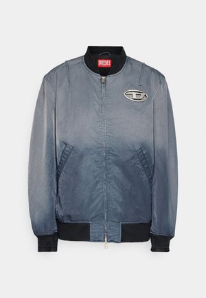 Veste bomber en tissu dégradé bleu avec une texture lisse. Présente un col, des poignets et une patte de logo côtelés sur la poitrine. Fermeture frontale par zip.