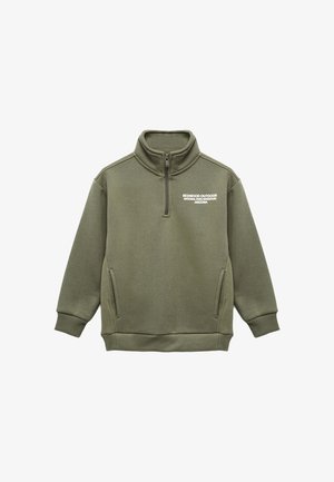 Oliven grøn pullover sweatshirt med halvmund lynlås, to sidelommer og hvid tekst trykt på brystet. Fremstillet af blødt stof.