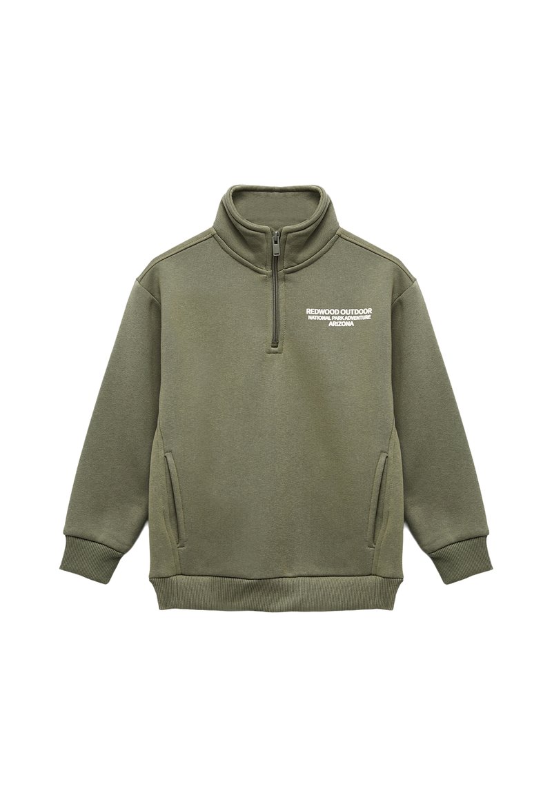 Felpa pullover verde oliva, con colletto a mezza zip, due tasche laterali e testo bianco stampato sul petto. Realizzata in tessuto morbido.