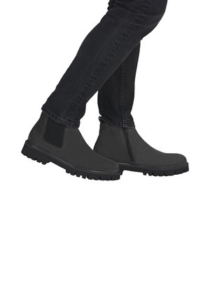 Schwarze Chelsea-Stiefel mit einer strukturierten Oberseite, elastischen seitlichen Einsätzen und einer robusten Gummisohle mit einer Profilsohle für besseren Halt.