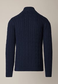 Granatowy sweter dziany o strukturze warkocza, z wysokim kołnierzem oraz ściągaczami na końcach rękawów i dole. Widok od tyłu podkreśla fakturę i wzór.