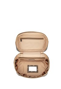 Borsa da viaggio con interno beige, tasca con cerniera e tasca trasparente per identificazione. L'esterno presenta un tessuto grigio a motivi e accenti in hardware dorato.