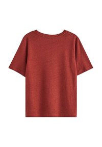 Rød kortærmet t-shirt lavet af blødt materiale, med en rund halsudskæring og et uformelt design med en afslappet pasform.