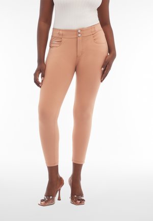 Pantalons skinny couleur chair en matière extensible, avec une taille haute, deux poches avant et une fermeture à deux boutons.