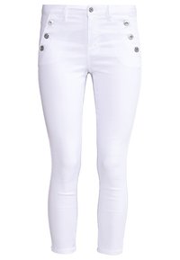 Jean blanc raccourci en tissu stretch, doté de cinq poches, d'une coupe ajustée et d'accents métalliques sur le bouton avant et les poches.