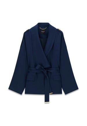 Blazer blu navy con cintura, ampi revers, dettagli con bottoni dorati sulle spalle, due tasche con patta frontali e maniche lunghe.