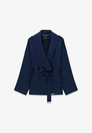 Marineblauer Blazer mit Gürtel, breiten Revers, goldfarbenen Knopfdetails auf den Schultern, zwei vorderen Pattentaschen und langen Ärmeln.