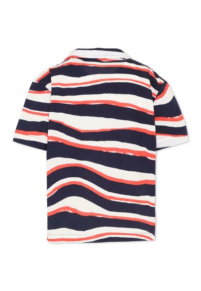 Chemise à manches courtes avec des rayures horizontales irrégulières en bleu marine, blanc et rouge, vue de dos avec un col pointu.