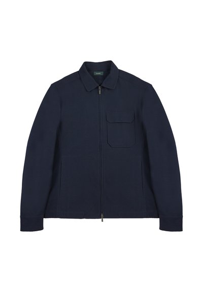 Veste zippée bleu marine en tissu texturé, avec un col classique et une poche poitrine avec un rabat carré. Silhouette ample.