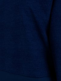 Mörkblå sweatshirt i en texturerad, stickad tyg. Har en ribbad nederkant som visar mjukt och bekvämt material.