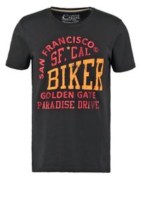 Camiseta de algodón negra con mangas cortas, que presenta un gráfico de texto en rojo y naranja: "SAN FRANCISCO SF. CAL BIKER GOLDEN GATE PARADISE DRIVE."