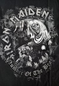 Černé tričko s šedou grafikou kostry s dlouhými vlasy, která drží kopí, a zdobeným písmem uvádějícím "Iron Maiden - Number Of The Beast."