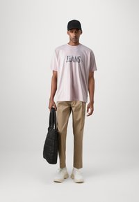 Guess Jeans TEE - Camiseta estampada - blush