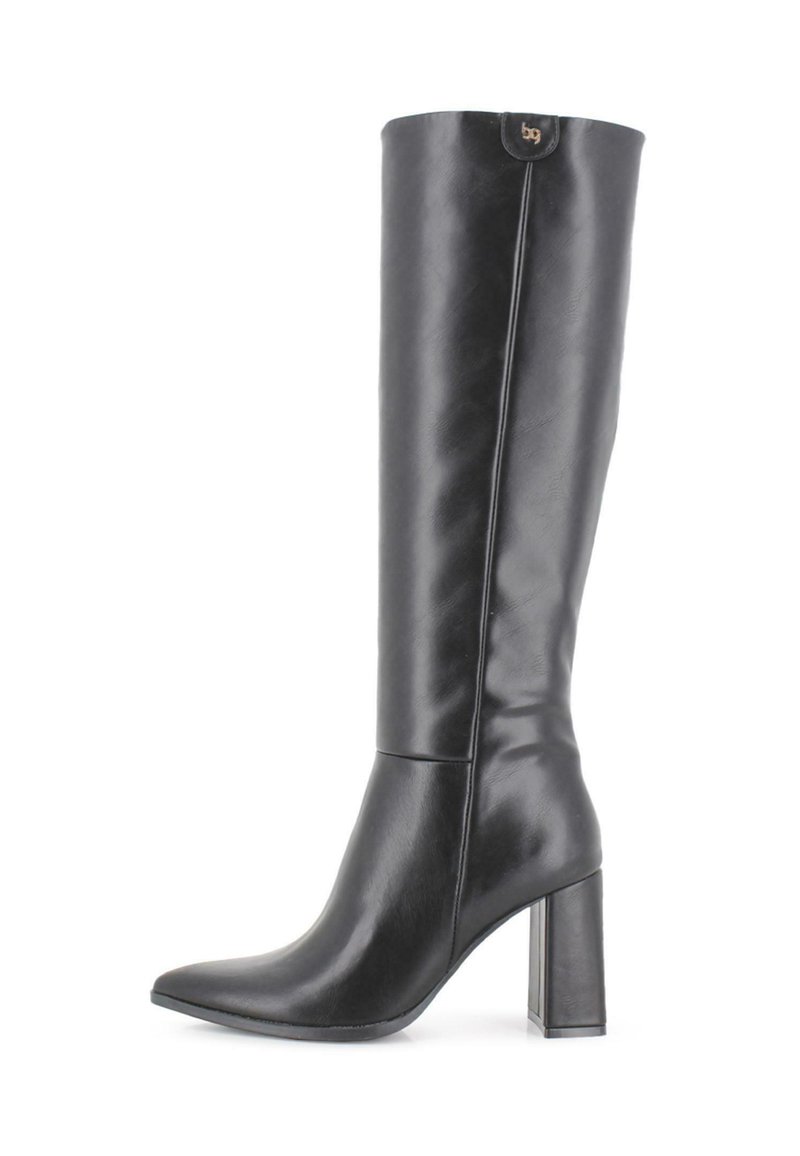 Bota de cuero negra hasta la rodilla con punta afilada y tacón grueso. Textura suave con un ligero brillo. Presenta un acento de logotipo cerca de la parte superior.