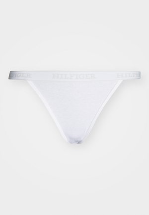 Tanga blanca hecha de una tela suave con un acabado texturizado. Presenta una cinturilla elástica gris con el logo "HILFIGER" impreso.