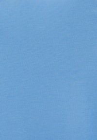 Tissu bleu clair avec une texture lisse et uniforme. Le matériau semble léger et homogène, sans motifs ni dessins visibles.