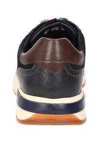 Herren-Sneaker mit einem dunkelblauen Lederoberteil, braunen Lederakzenten, strukturierten Wildlederelementen und einer weißen Gummisohle mit orangefarbenen Details.