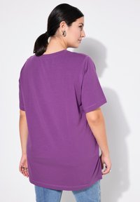 Studio Untold LONGLINE - Jednoduché tričko - classic plum