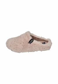 Chausson rose en peluche avec un design à bout fermé et sans arrière. Texture douce, tige en tissu et une étiquette noire sur le côté.
