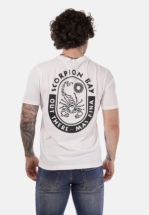 T-shirt bianca in cotone con un grande graphic nero di uno scorpione e testo sul retro, maniche corte e scollatura rotonda.